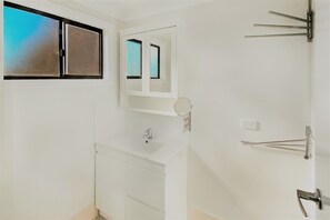 Casa adosada | Baño | Ducha, artículos de higiene personal gratuitos y toallas