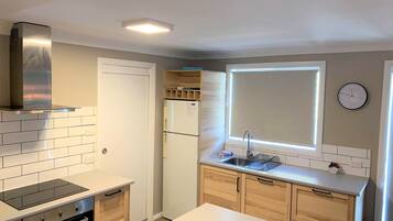 Townhouse | Dapur pribadi | Lemari es besar, microwave, oven, dan mesin pencuci piring