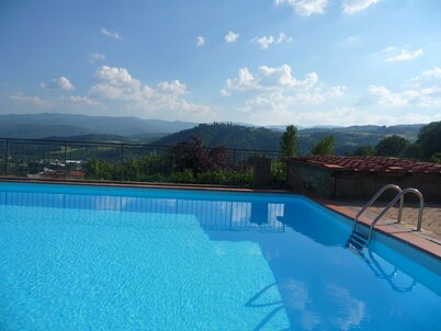 Country house with pool, in the hills between Florence and Arezzo