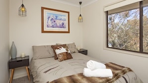 Townhome | 2 bedrooms, iron/ironing board, bed sheets - Lakeside Townhouse (Jindabyne)