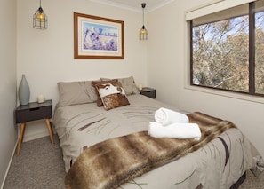 Townhome | 2 bedrooms, iron/ironing board, bed sheets - Lakeside Townhouse (Jindabyne)