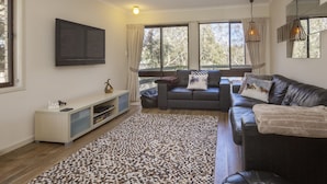 Townhome | Living room | Flat-screen TV, DVD player - Lakeside Townhouse (Jindabyne)