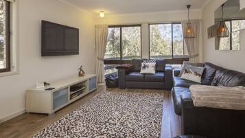 Townhome | Ruang tamu | TV skrin rata, pemain DVD