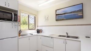 Townhome | Private kitchen | Coffee/tea maker, full-sized fridge, microwave, dishwasher - Lakeside Townhouse (Jindabyne)