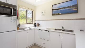 Townhome | Dapur peribadi | Peti sejuk/penyejuk beku saiz penuh, ketuhar gelombang mikro