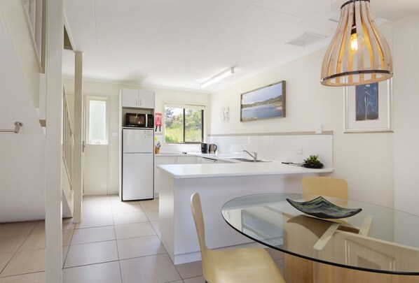 Townhome | Private kitchen | Full-size fridge, microwave, dishwasher, coffee/tea maker - Lakeside Townhouse (Jindabyne)