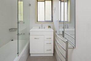 Townhome | Bathroom | Combined shower/tub, free toiletries, towels - Lakeside Townhouse (Jindabyne)