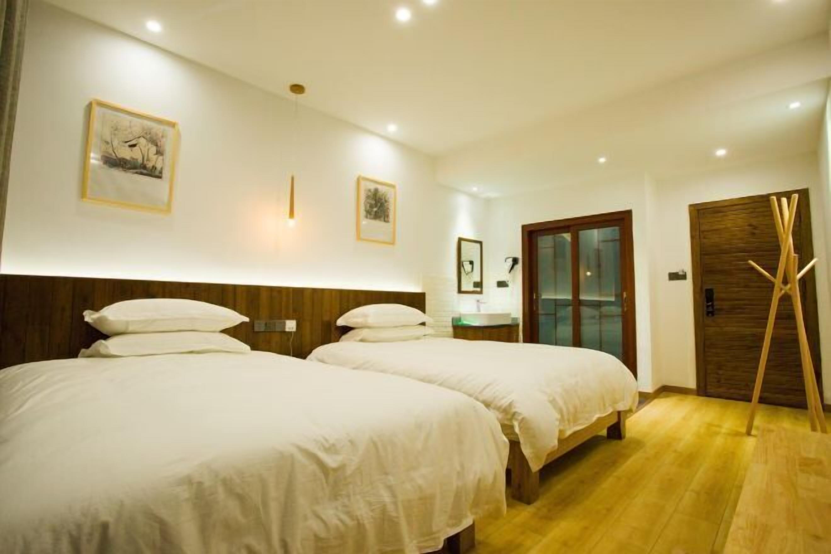 Escritorio, cortinas blackout y wifi gratis 