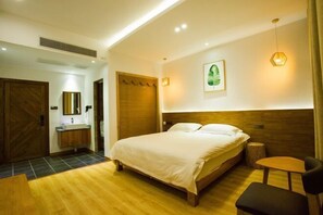 Schreibtisch, Verdunkelungsvorhänge, kostenloses WLAN