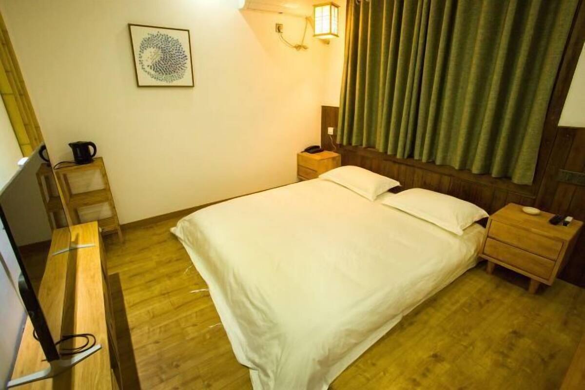 Escritorio, cortinas blackout y wifi gratis