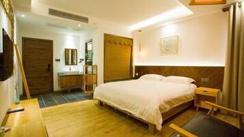 Desk, blackout curtains, free WiFi