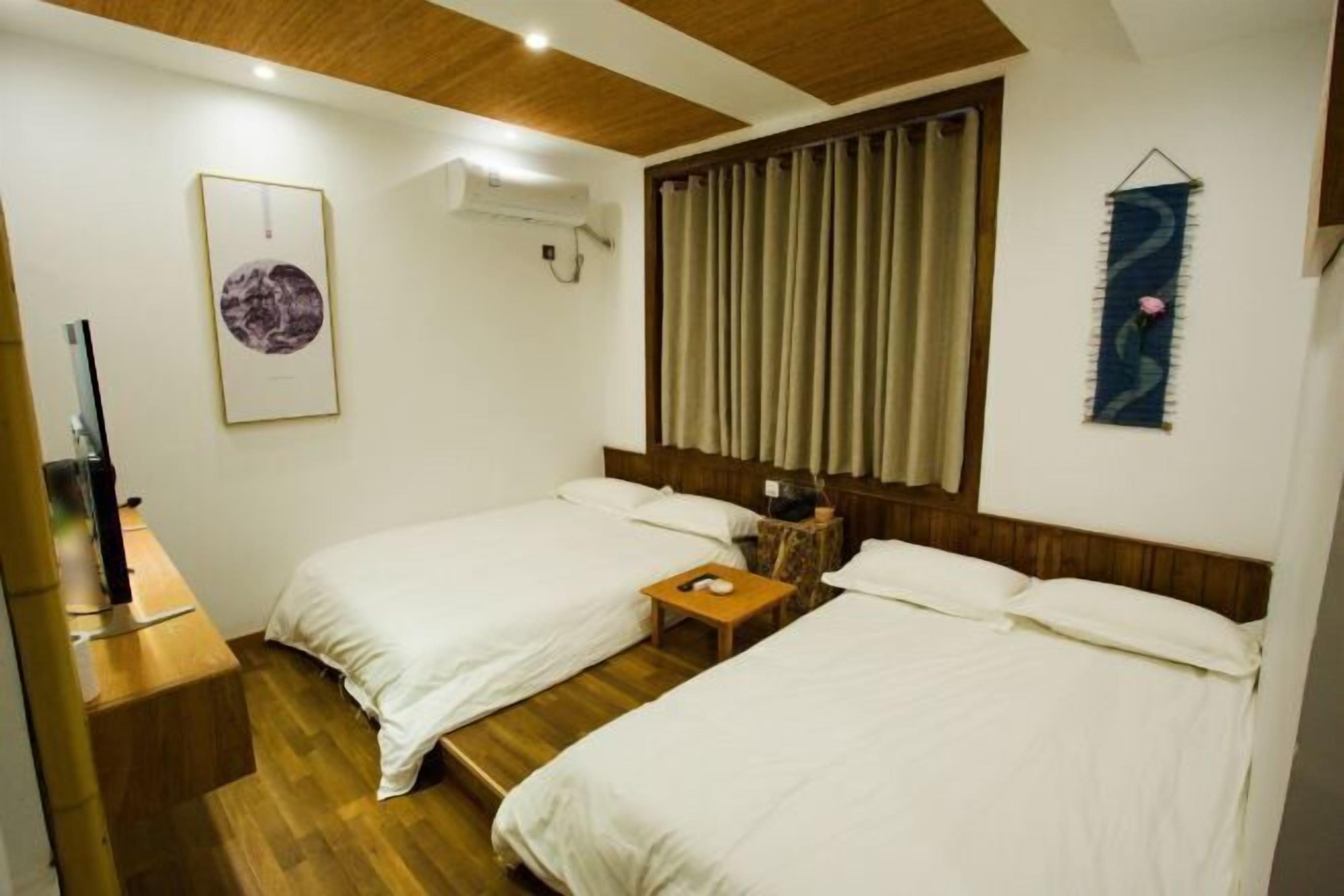 Skrivbord, mörkläggningsgardiner och gratis wi-fi