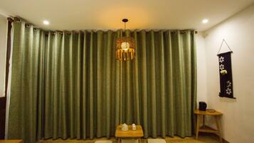 Double Room | Meja, langsir/tirai gelap terus, Wi-fi percuma