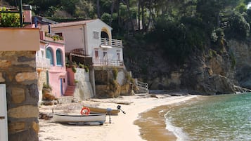 Una spiaggia nelle vicinanze, lettini da mare, teli da spiaggia