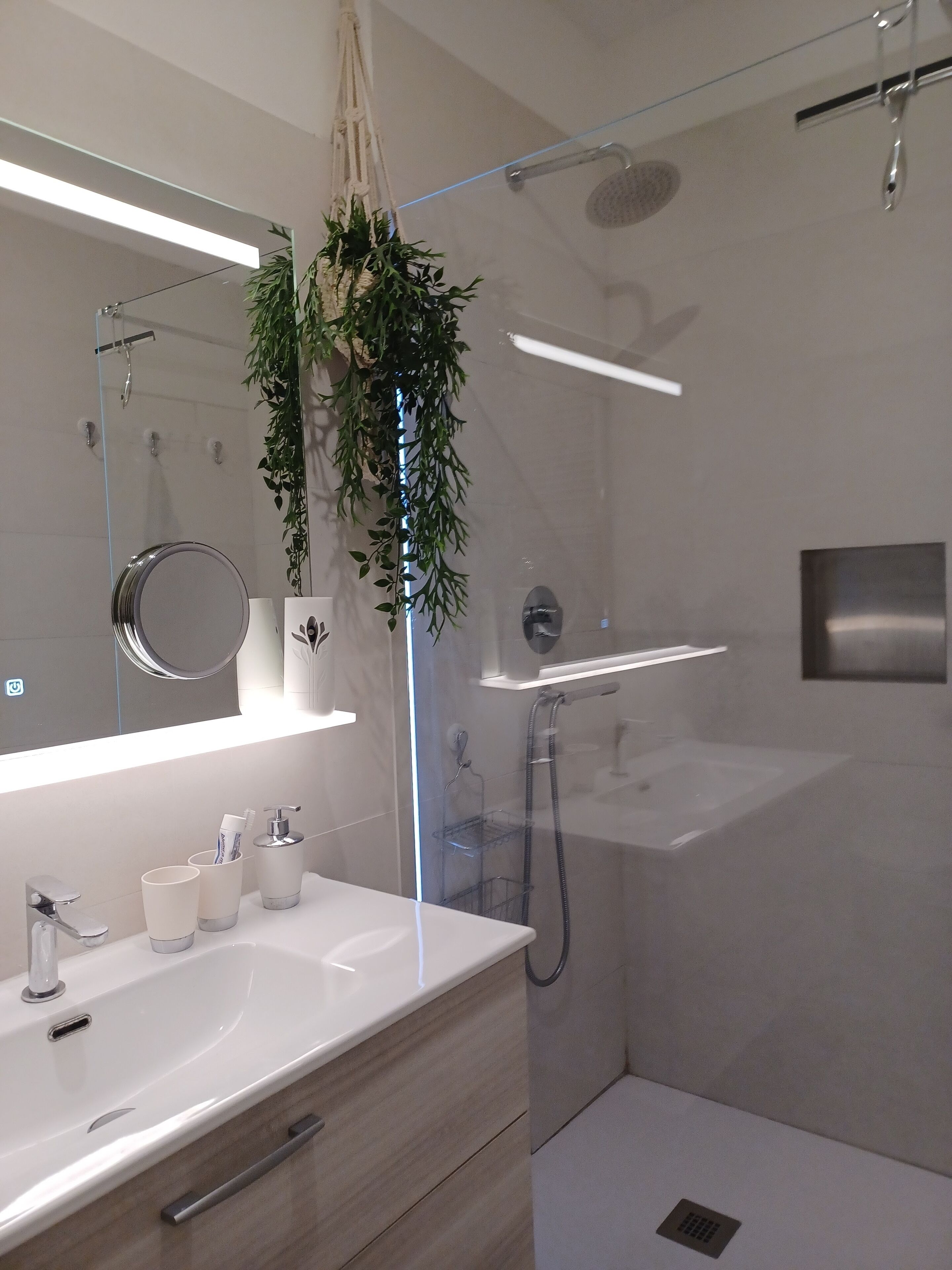 Dusche, Haartrockner, Bidet, Handtücher