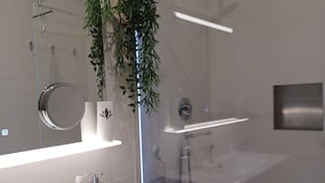 Dusche, Haartrockner, Bidet, Handtücher