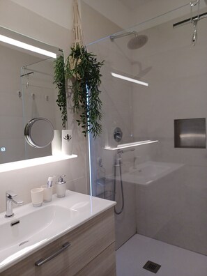 Een douche, een haardroger, een bidet, handdoeken