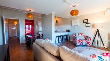 Apartment | Living room | Flat-screen TV, DVD player