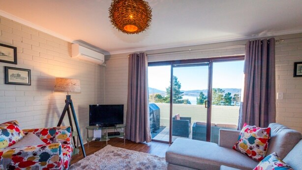 Apartment | Living room - Summit 9 - Modern and stylish newly renovated apartment (Jindabyne)