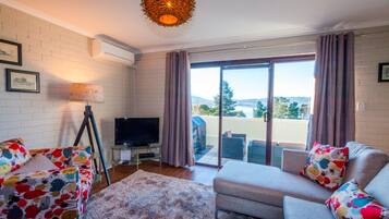 Apartment | Living room | Flat-screen TV, DVD player