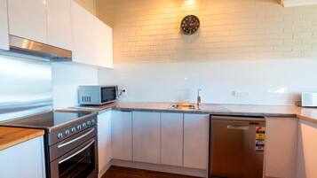 Apartment | Private kitchen | Full-sized fridge, microwave, oven, stovetop