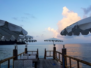 Colazione, aperto a pranzo e cena, cucina thai, con vista sul mare 