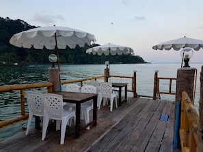 Café da manhã, almoço e jantar; culinária tailandesa, vistas para o mar