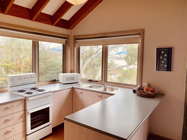 House | Private kitchen | Full-size fridge, microwave, oven, stovetop - Snowgums on the Lake (East Jindabyne)