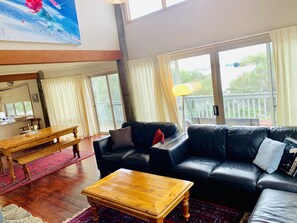 House | Living room | 50-inch flat-screen TV with digital channels, TV, fireplace - Snowgums on the Lake (East Jindabyne)