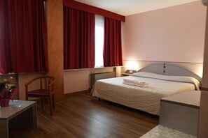 In-room safe, desk, free WiFi