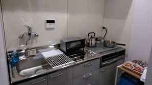 Refrigerador, microondas, placa de cocina, utensilios de cocina