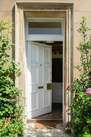 Exterior detail - FAMILY & GROUP FRIENDLY - a great location and spacious! (Edinburgh)
