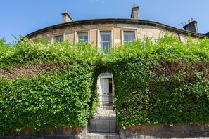 Exterior - FAMILY & GROUP FRIENDLY - a great location and spacious! (Edinburgh)