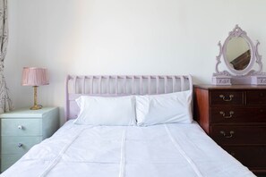 7 bedrooms, iron/ironing board, free WiFi, bed sheets - FAMILY & GROUP FRIENDLY - a great location and spacious! (Edinburgh)
