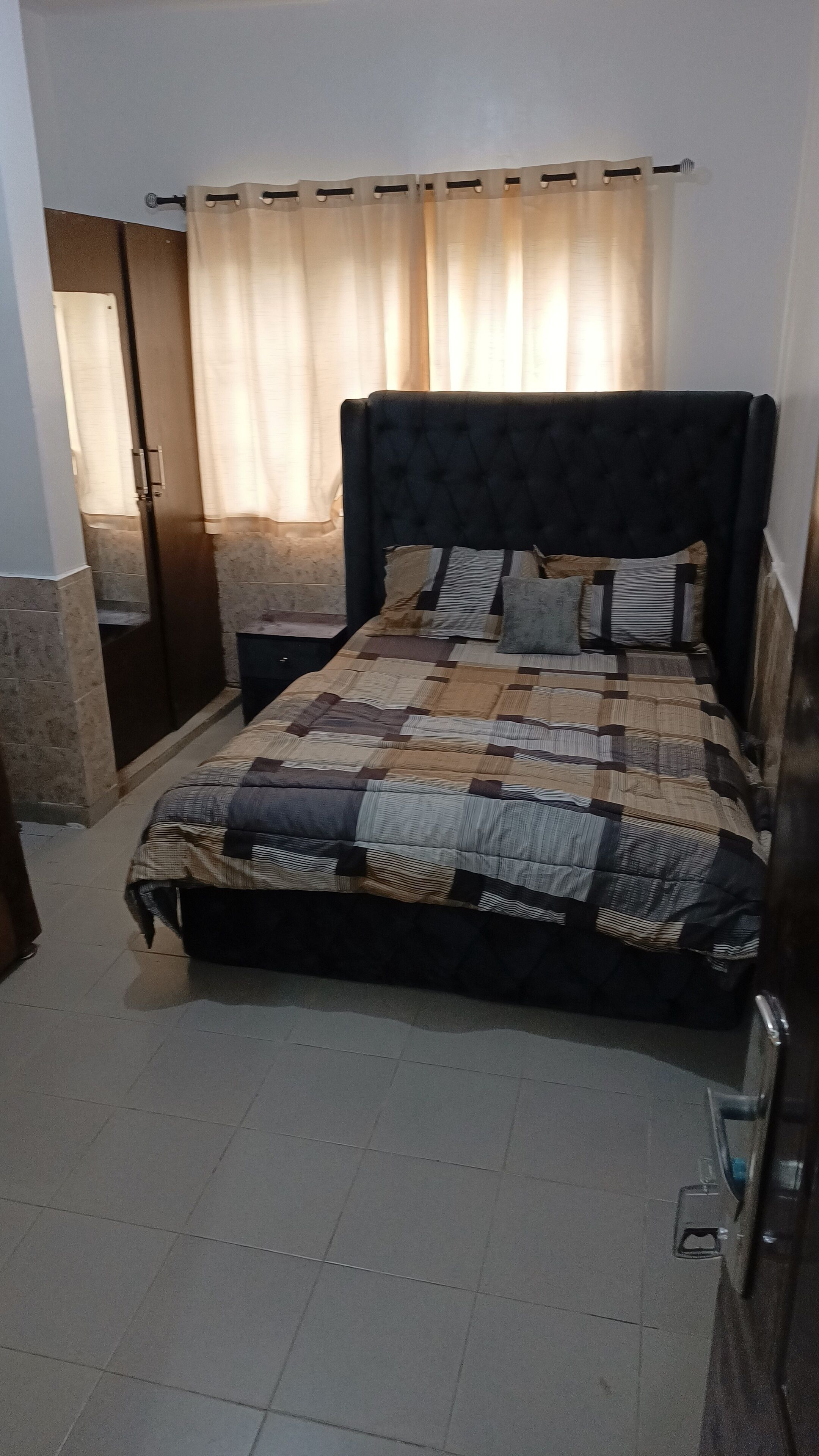 3 soverom, strykejern/-brett, wi-fi (mot et tillegg) og sengetøy