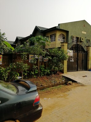 Property grounds - Entire, spacious, furnished 3beds en-suite, as holiday let with BrausengDelight (Lagos)