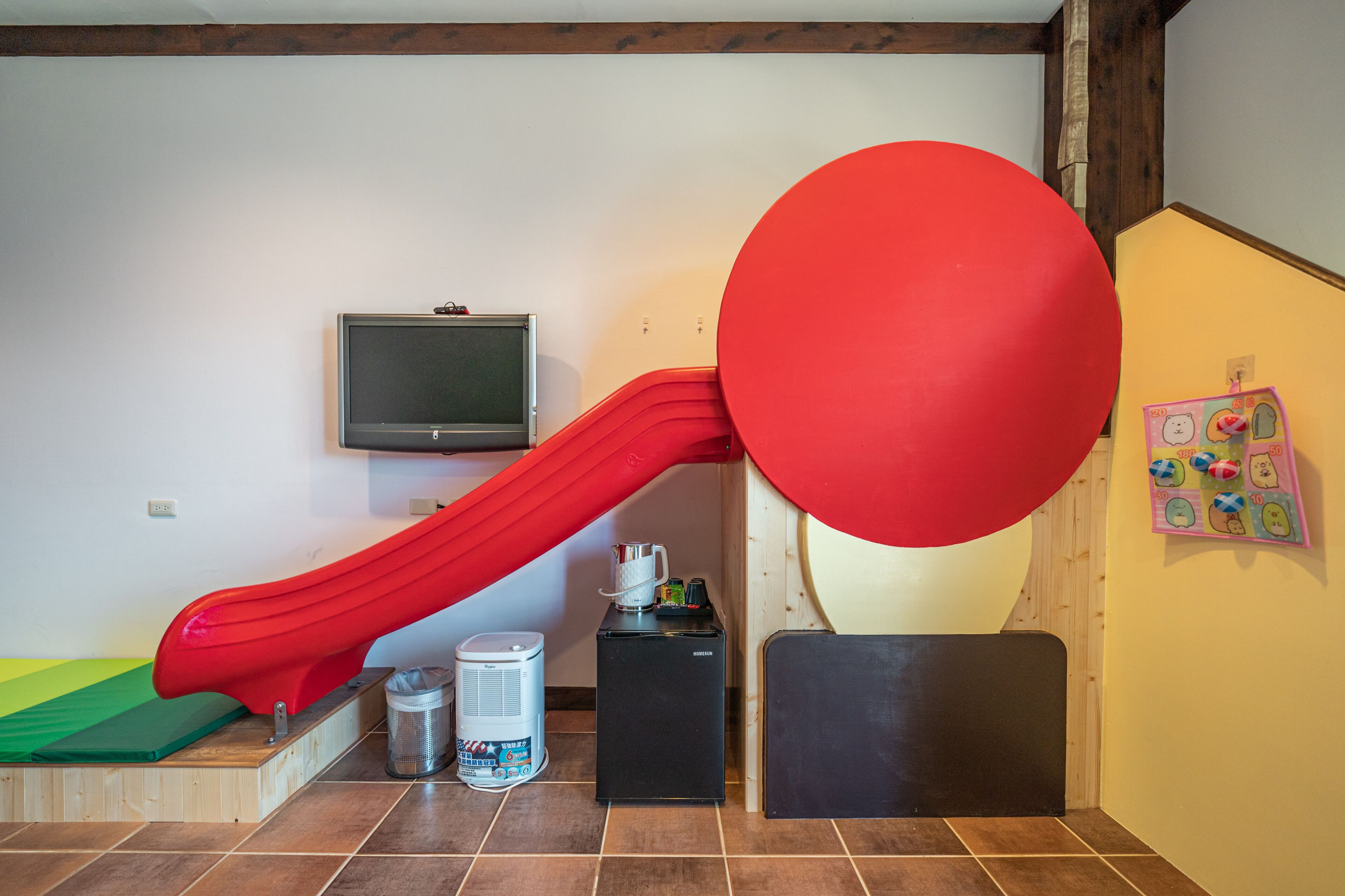 triple room | desk, blackout curtains, soundproofing, bed sheets