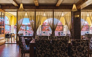 Restaurant - Egmont Resort (Ren'ai)