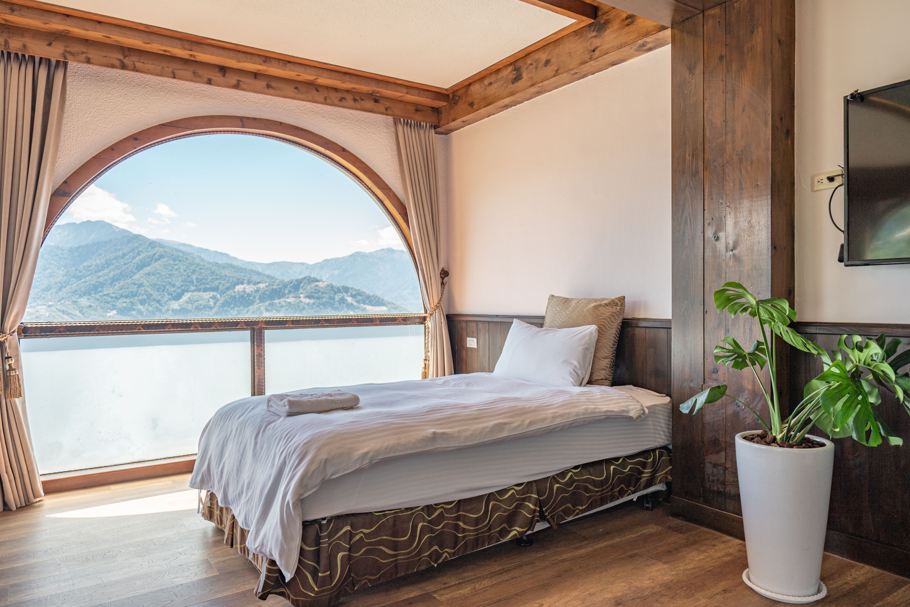 deluxe room | desk, blackout curtains, soundproofing, bed sheets