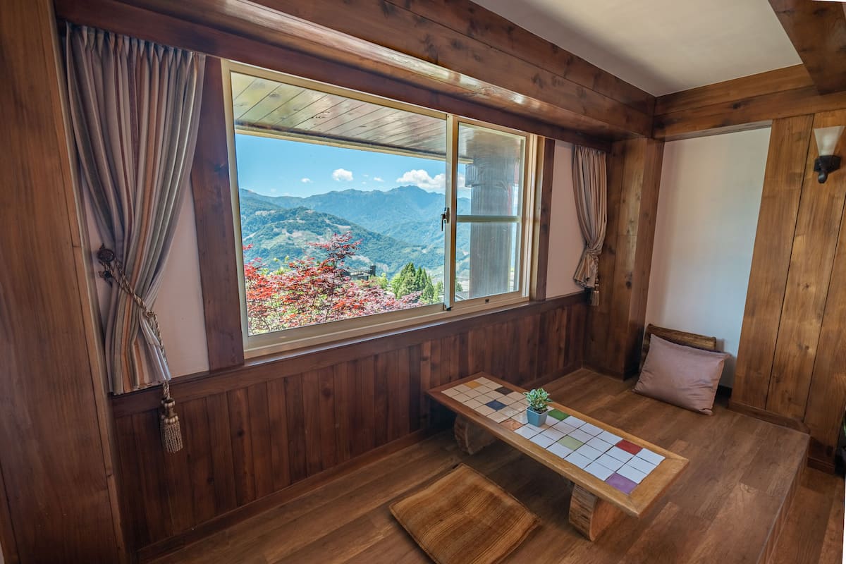 quadruple room | desk, blackout curtains, soundproofing, bed sheets