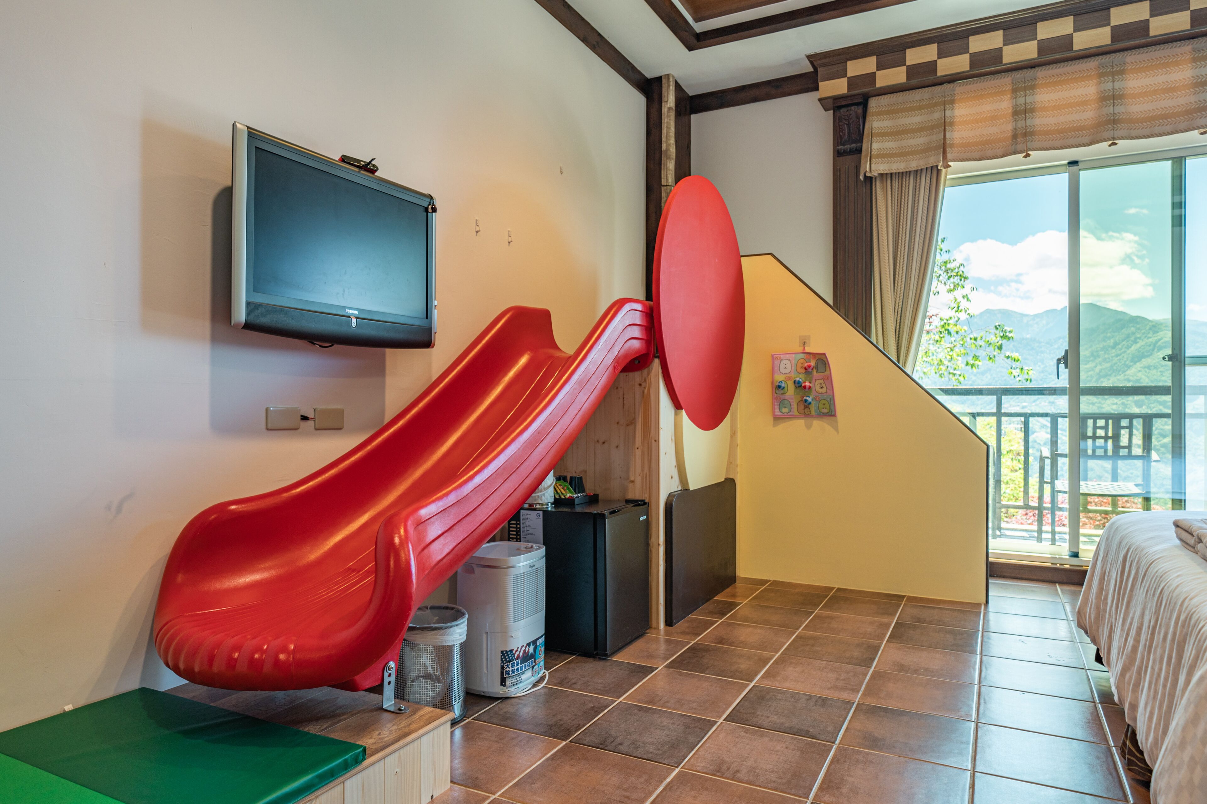 triple room | desk, blackout curtains, soundproofing, bed sheets