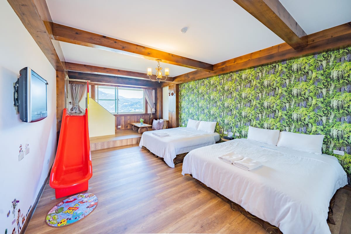 Habitación cuádruple | Escritorio, cortinas opacas, sistema de insonorización y ropa de cama