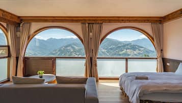 Habitación Deluxe | Escritorio, cortinas blackout, insonorización y ropa de cama