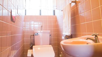 独立别墅, 无烟房 (Private Vacation Home) | 浴室 | 独立的浴缸和淋浴、免费洗浴用品、吹风机、拖鞋