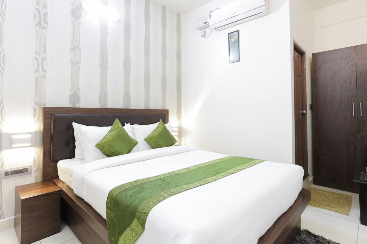Standard Room | Individually furnished, desk, blackout drapes, iron/ironing board