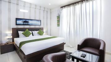 Phòng Premium | Trang bị nội thất với thiết kế riêng biệt, bàn, màn/rèm cản sáng