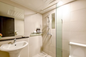 Standaard kamer | Badkamer | Een douche, gratis toiletartikelen, een haardroger, badjassen