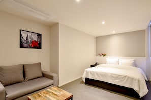 Standaard kamer | Een bureau, verduisterende gordijnen, een strijkplank/strijkijzer