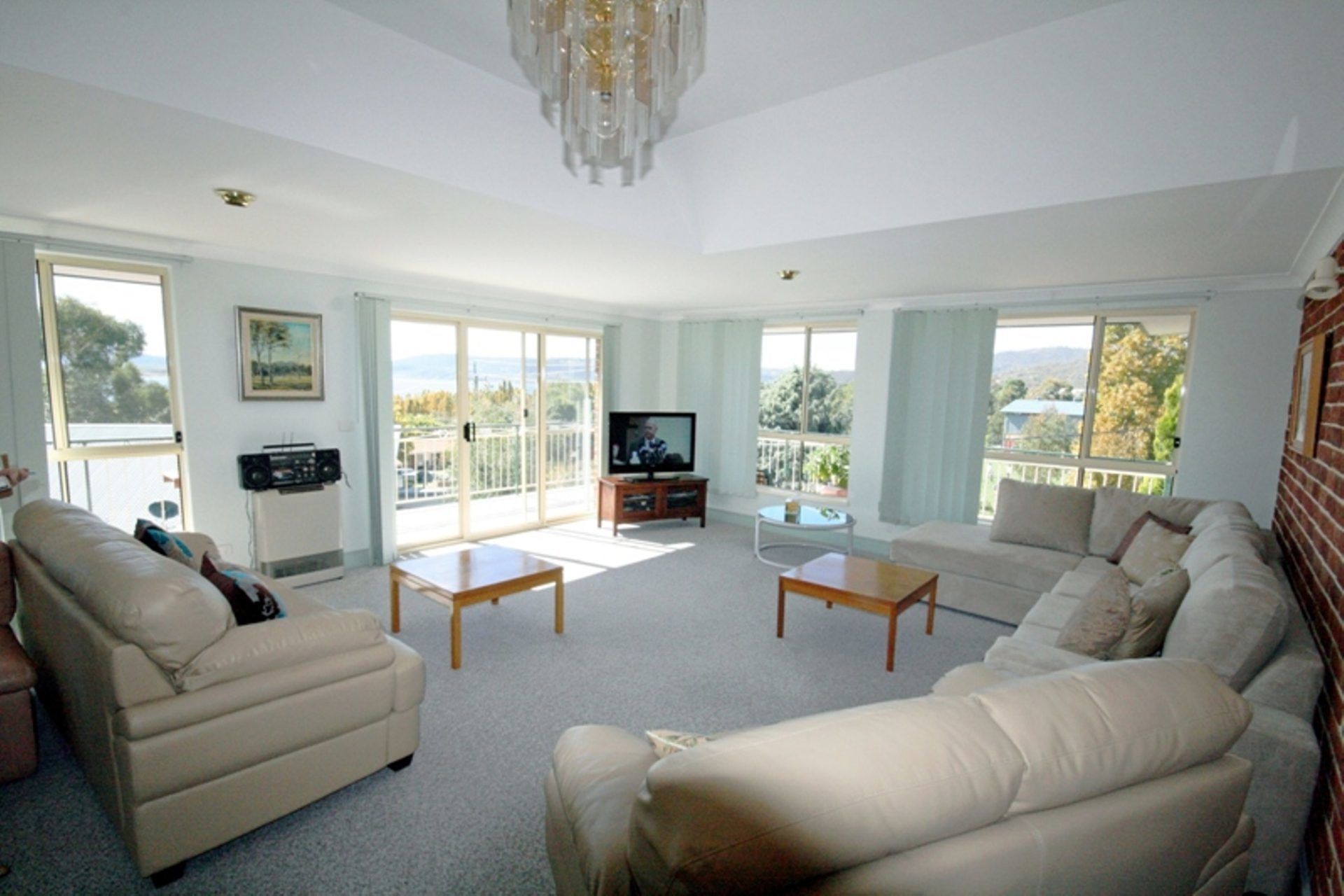 منزل | غرفة المعيشة | تلفزيون بشاشة مسطحة، مشغل دي في دي