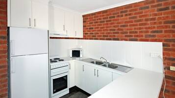 Room | Dapur peribadi | Peti sejuk/penyejuk beku saiz penuh, ketuhar gelombang mikro, ketuhar